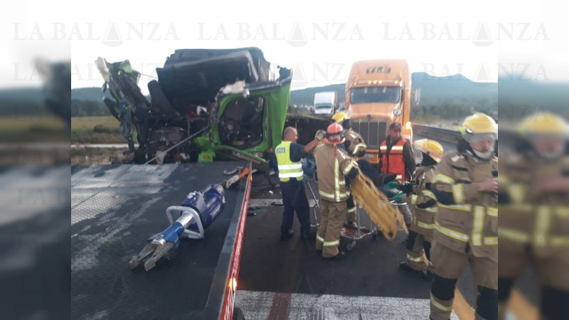 Chocan 2 camiones de carga, en autopista Cuitzeo-Pátzcuaro  