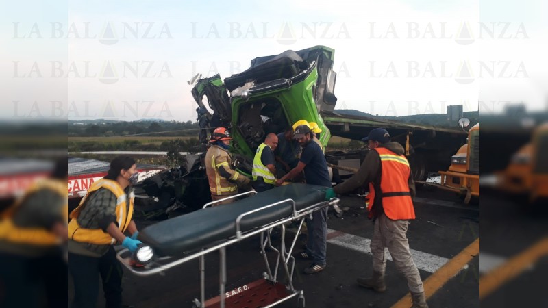 Chocan 2 camiones de carga, en autopista Cuitzeo-Pátzcuaro  