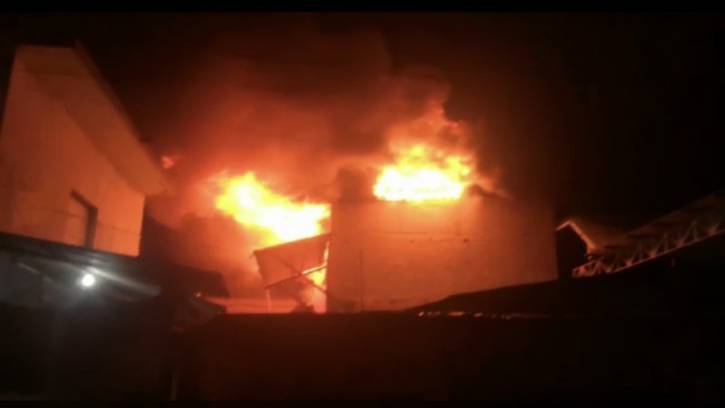 Arde bodega dentro de mercado, en Apatzingán; se desconocen las causas del siniestro 