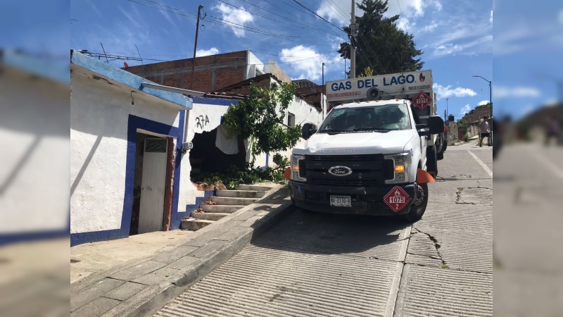 Morelia: chofer pierde el control de un camión y se estrella con una casa 
