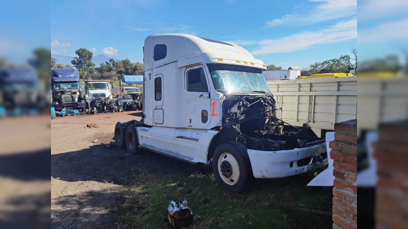 Seis camiones robados fueron localizados, en predio de Morelia  