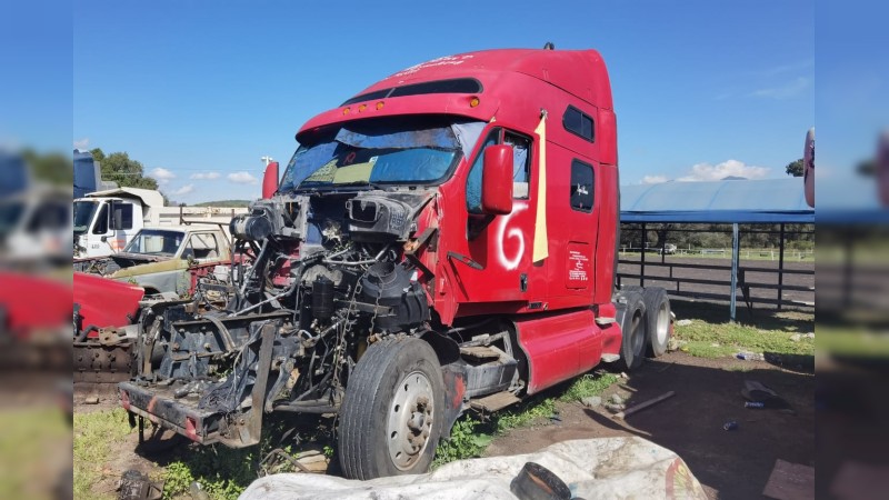 Seis camiones robados fueron localizados, en predio de Morelia  