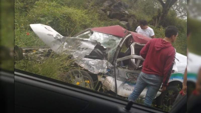 Chocan de frente taxi y un compacto, en Uruapan; hubo 1 muerto 