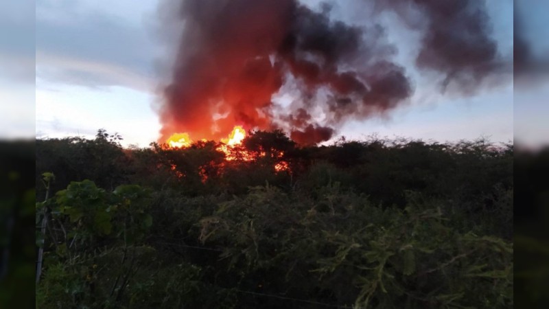 Autobús vuelca y se incendia, en Sahuayo; hay 12 heridos  