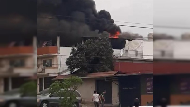 Incendio arrasa con varios domicilios, en Uruapan 