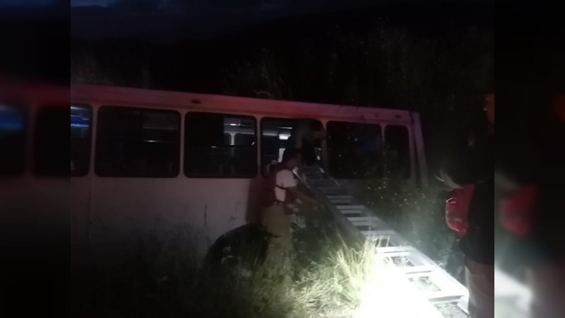 Vuelca autobús que transportaba jornaleros, en Jacona; hay 12 heridos 
