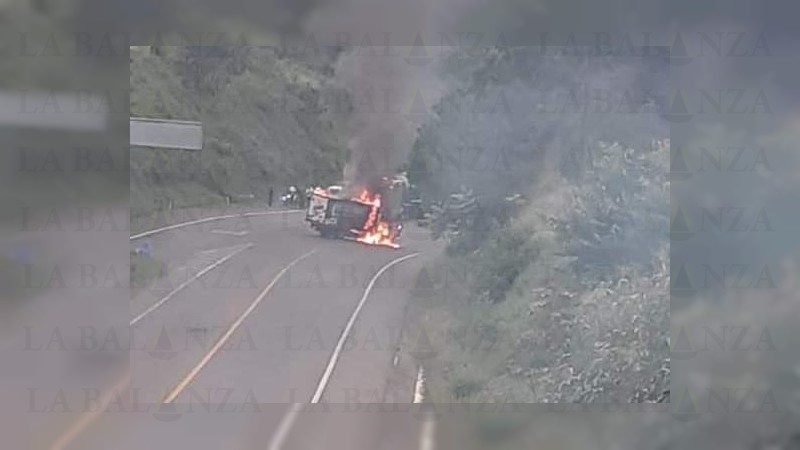 Normalistas incendian camión, en Uruapan  