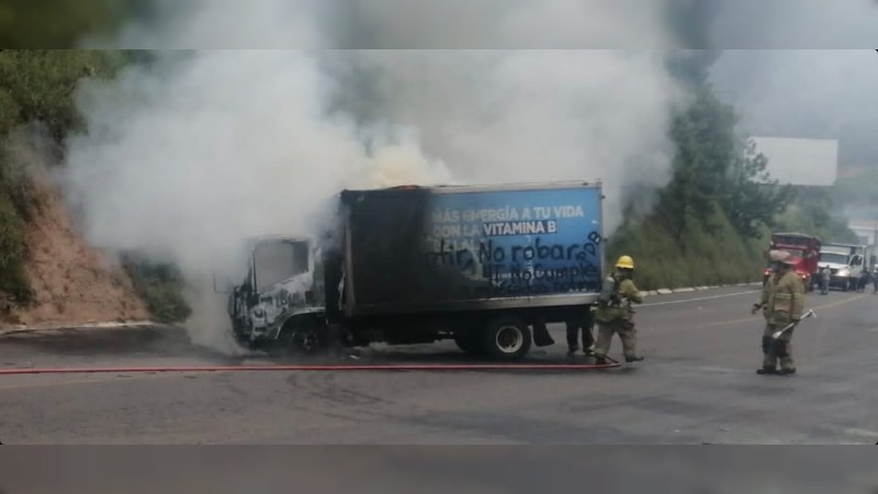 Incendian camión, en la Siglo 21 