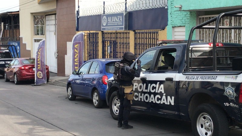 Empistolados atracan caja de ahorro, en Morelia  