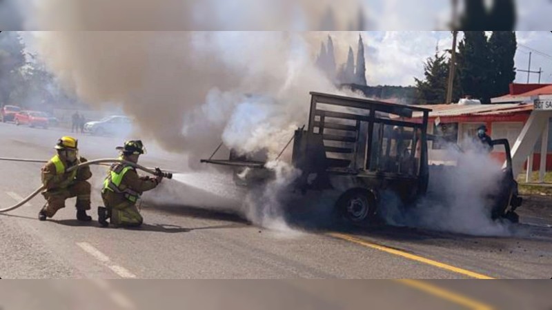 Comuneros incendian camioneta, en Pátzcuaro 
