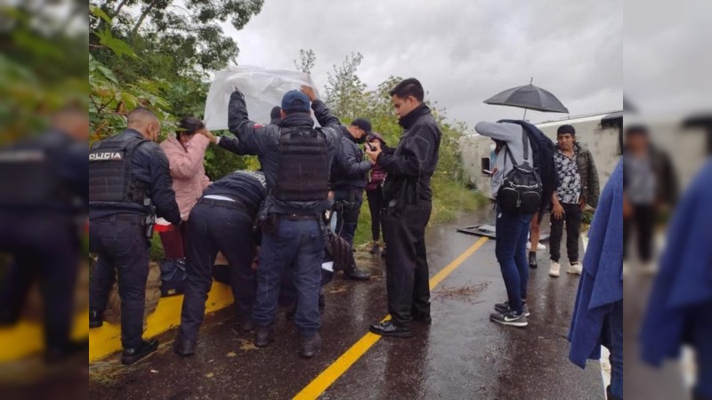 Vuelca autobús, en la carretera Morelia-Pátzcuaro  