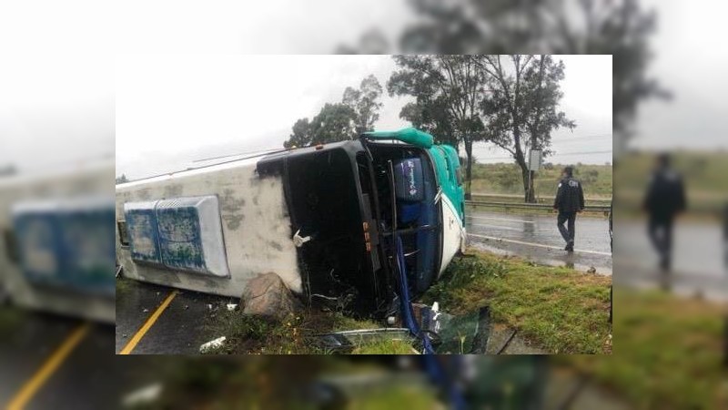 Veinte heridos, saldo preliminar de volcadura de autobús, en la Morelia-Pátzcuaro 