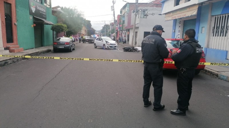 Un muerto y un herido, tras choque frontal entre una moto y un auto, en Morelia