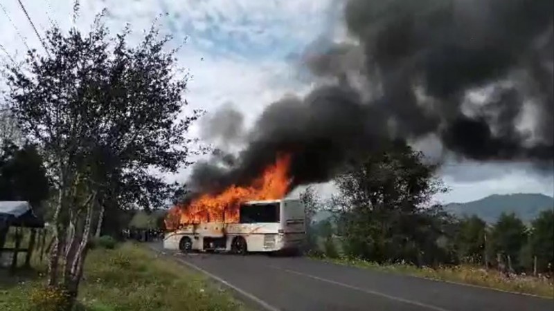 Comuneros incendian autobús, en Uruapan; exigen aparición de personas 