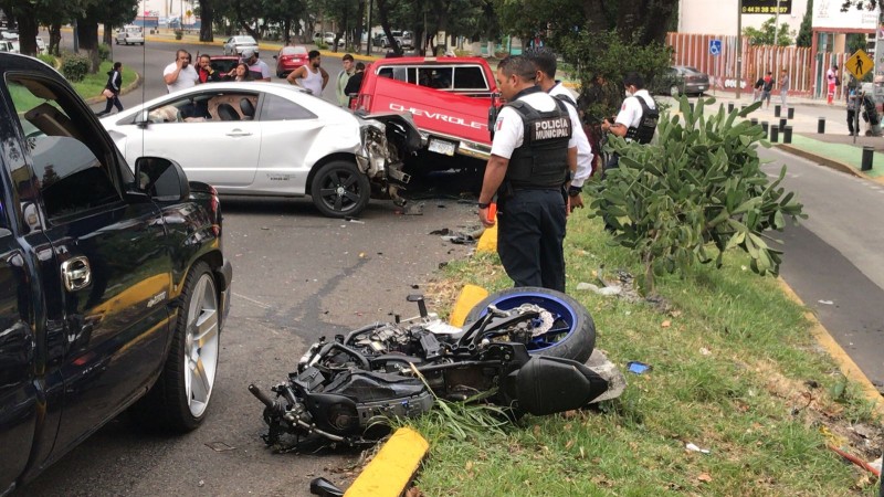 Motociclista lesionado en carambola sobre la avenida Madero Poniente
