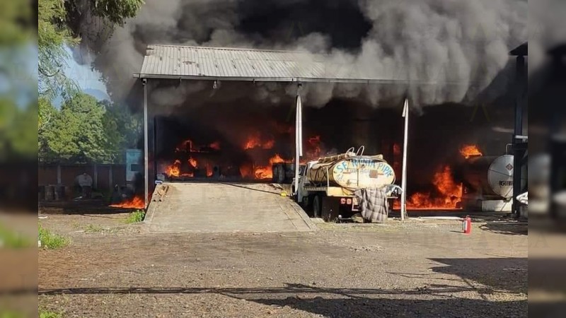 Arde resinera, en Uruapan; cuerpos de auxilio trabajan arduamente  
