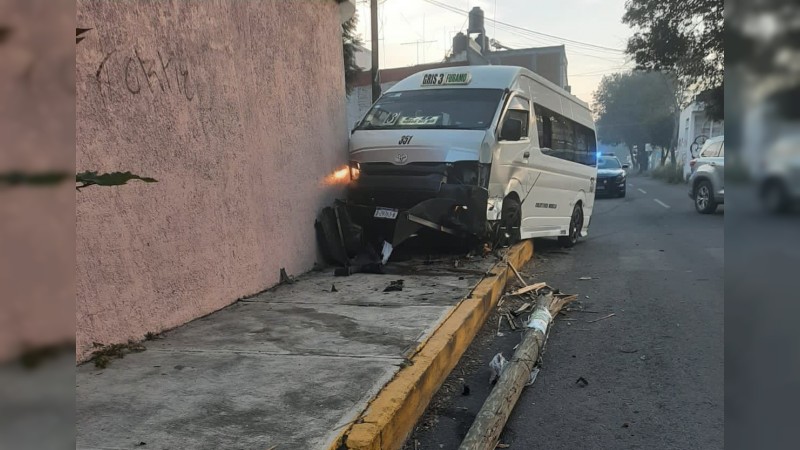 Morelia: unidad de transporte público se estrella contra poste, tras ser chocada 