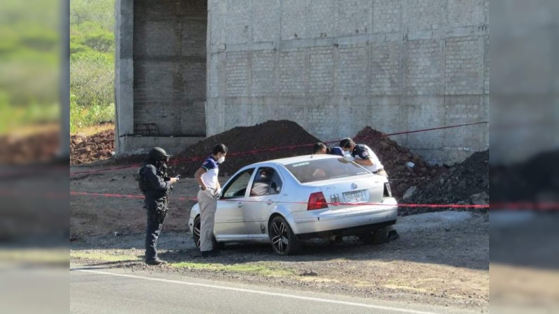 Encuentran cadáver de un hombre en auto abandonado, en Zamora