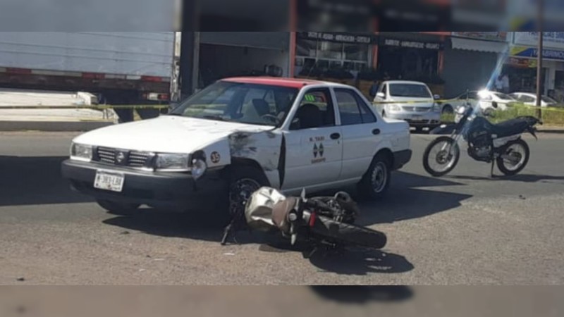Se estrella motociclista contra taxi y perece, en Sahuayo 