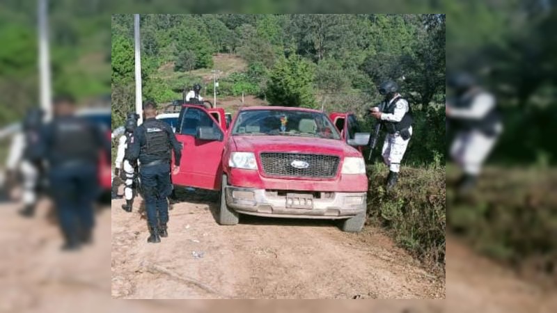 En operativo, policías y militares aseguran autos, arma y droga, en Maravatío 