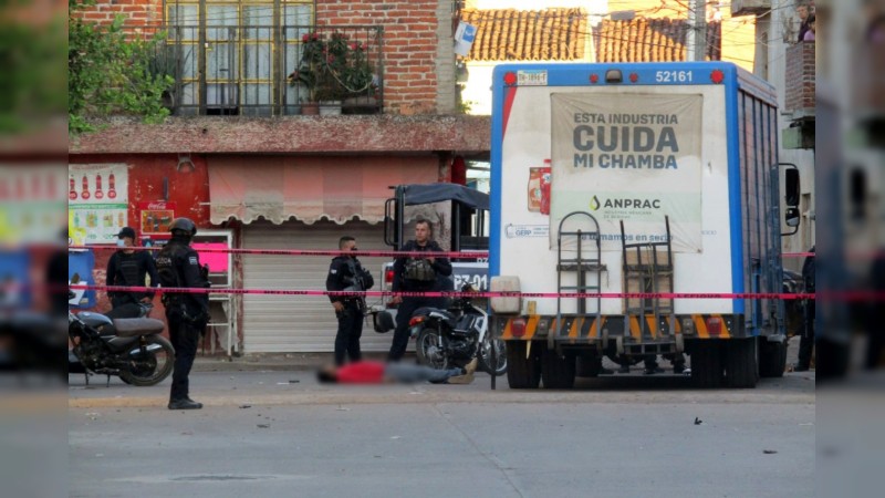 Zamora: asesinan a 2 hombres y bala perdida lesiona a una niña 