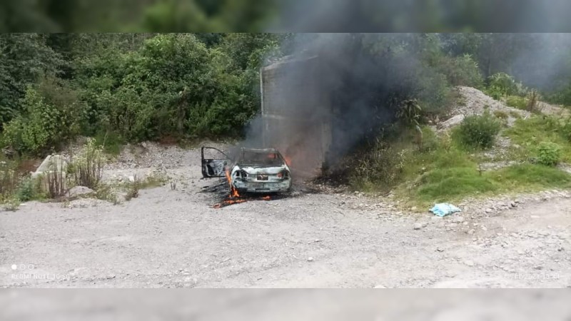 Hallan auto incendiado y abandonado, en camino rural de Zitácuaro 