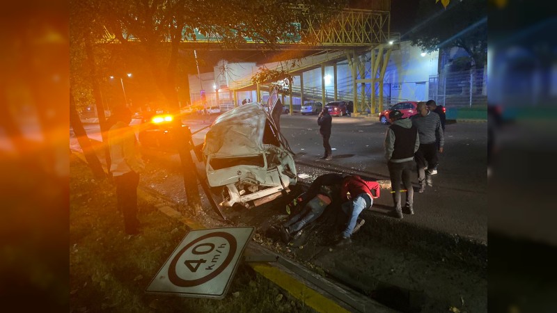 Tres heridos, tras volcadura de combi, en Morelia 