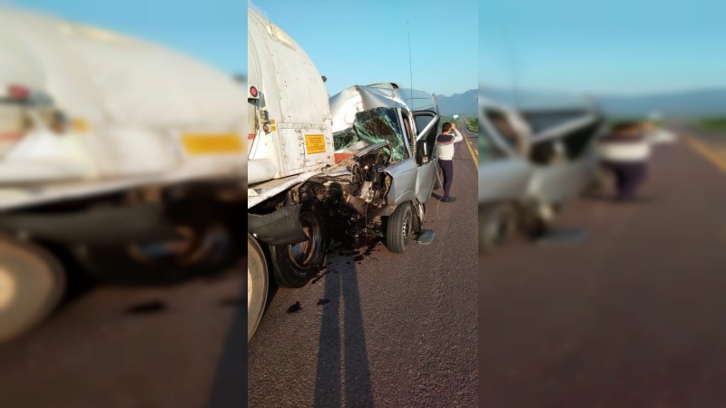 Saldo de 5 heridos deja choque de camioneta de pasajeros y pipa en la Siglo 21