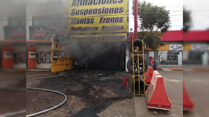 Se incendia auto dentro de taller, en Morelia 
