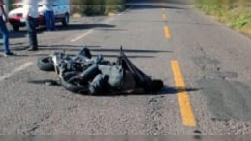 Muere motociclista, tras choque contra camioneta, en Huetamo 