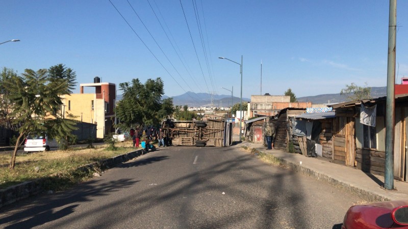 Vuelca microbús, en Morelia; chofer abandona la unidad 
