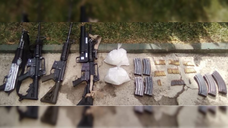 Guardia Nacional asegura auto blindado, 4 armas de fuego y droga, en Uruapan 