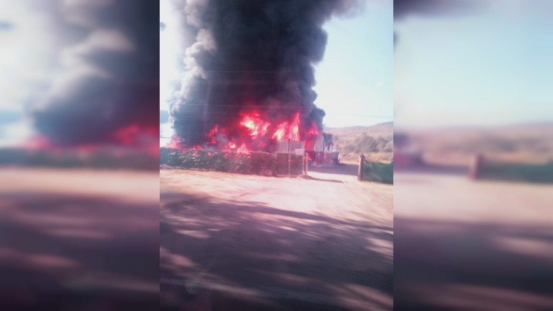 Incendio en bodega de resina en la salida a Mil Cumbres
