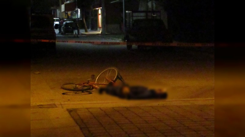 Grupo armado ejecuta a ciclista, en Zamora; bala perdida lesiona a mujer 