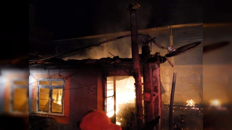 Sicarios incendian casas en Zamora  