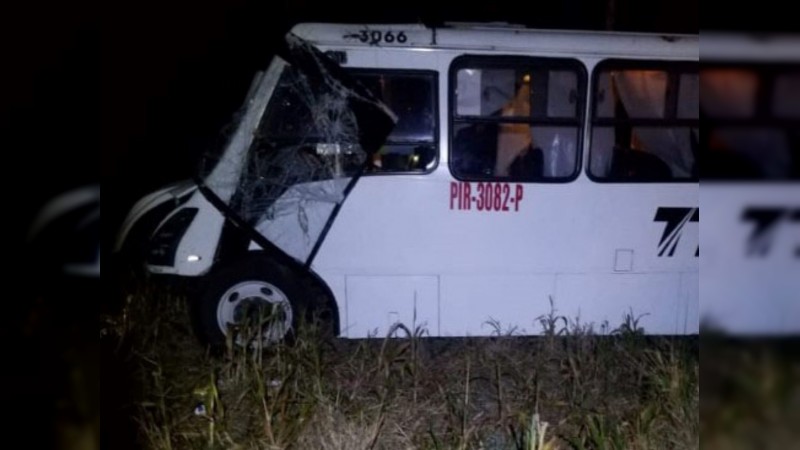 Diez heridos, saldo de volcadura de un autobús, en Puruándiro 