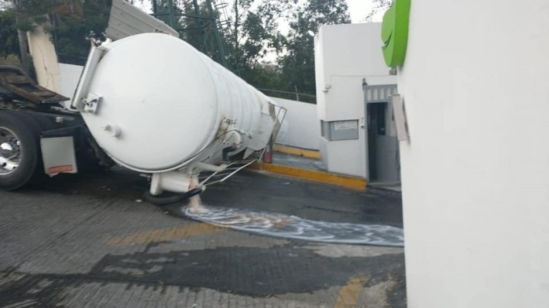 Vuelca pipa cargada con miles de litros de gasolina, en Morelia  