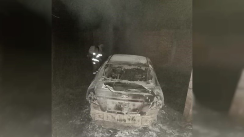 Encuentran cadáver calcinado, dentro de auto en llamas, en Tzintzuntzan 