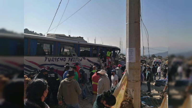 Ya son 22 los fallecidos, tras autobusazo con peregrinos michoacanos 