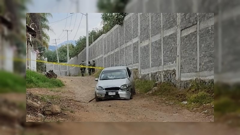 Abandonan auto con impactos de bala, en Uruapan 