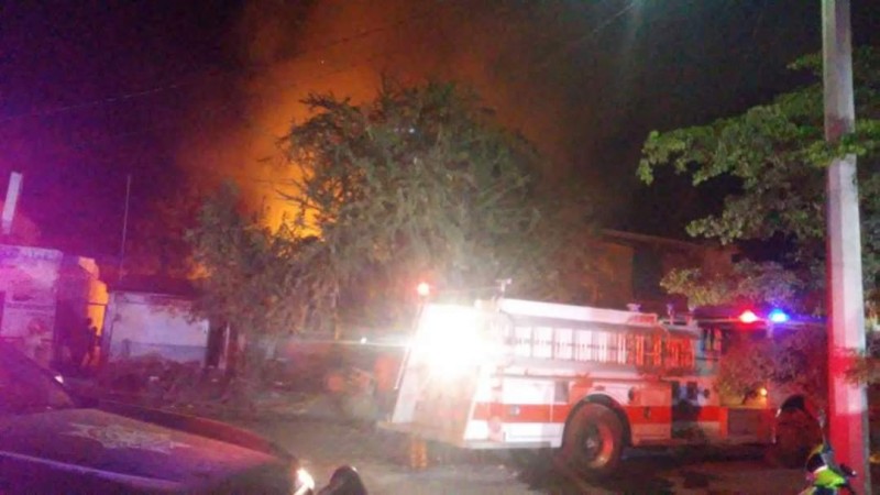 Arde vecindad en Apatzingán; bomberos rescatan a 8 familias del fuego 