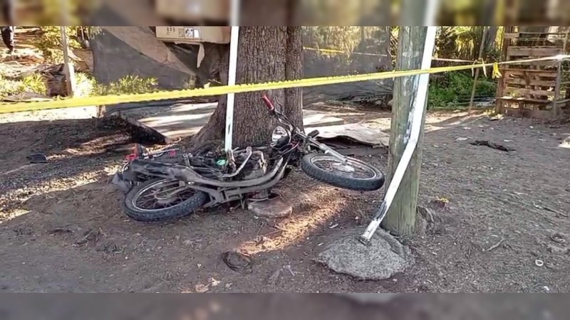 Muere motociclista tras estrellarse contra un árbol, en Los Reyes 