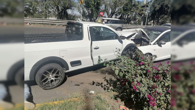 Conductor pierde control de su camioneta y choca contra auto, en Morelia 
