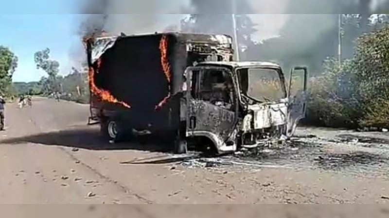 Normalistas incendian autos, en Pátzcuaro 