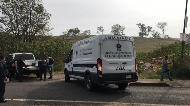 Supuestos federales balean a familia, en la carretera Morelia-Pátzcuaro; hay 2 muertos 
