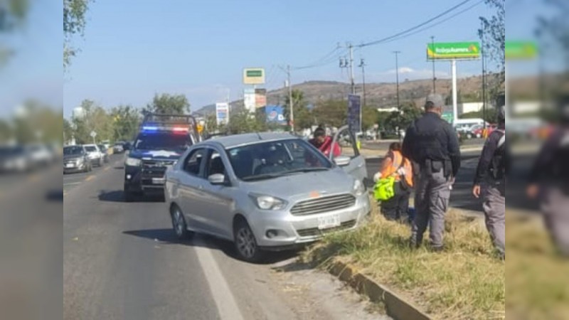 Comando rafaguea a tripulantes de un auto, en la Morelia-Salamanca; hay 1 muerto