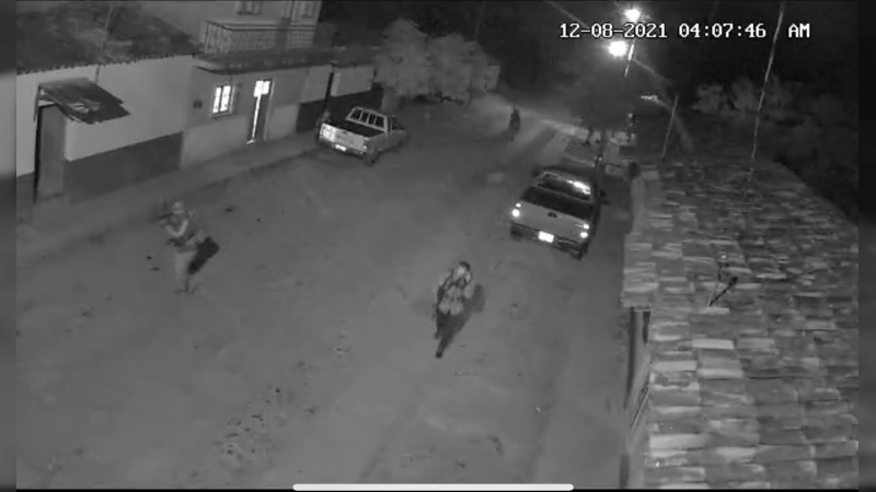 Convoy de célula criminal irrumpe, en Chinicuila; atacan con drones a pobladores 