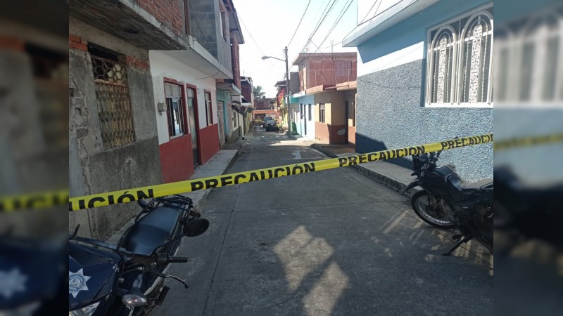 Motociclista se enfrentó a tiros con policías, en Uruapan 