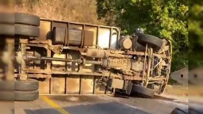 Vuelca camioneta en Tuxpan; conductor resultó herido  