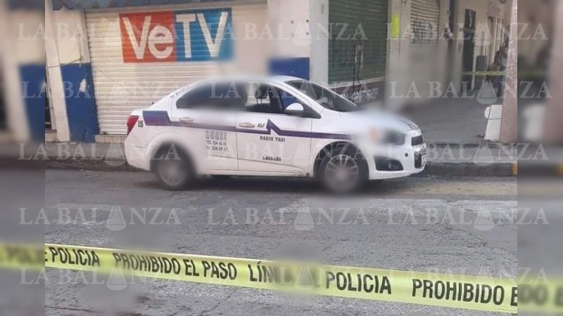 Atacan a tiros a taxista, en pleno Centro de Apatzingán 